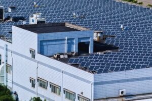 panele fotowoltaiczne na dachu szpitala